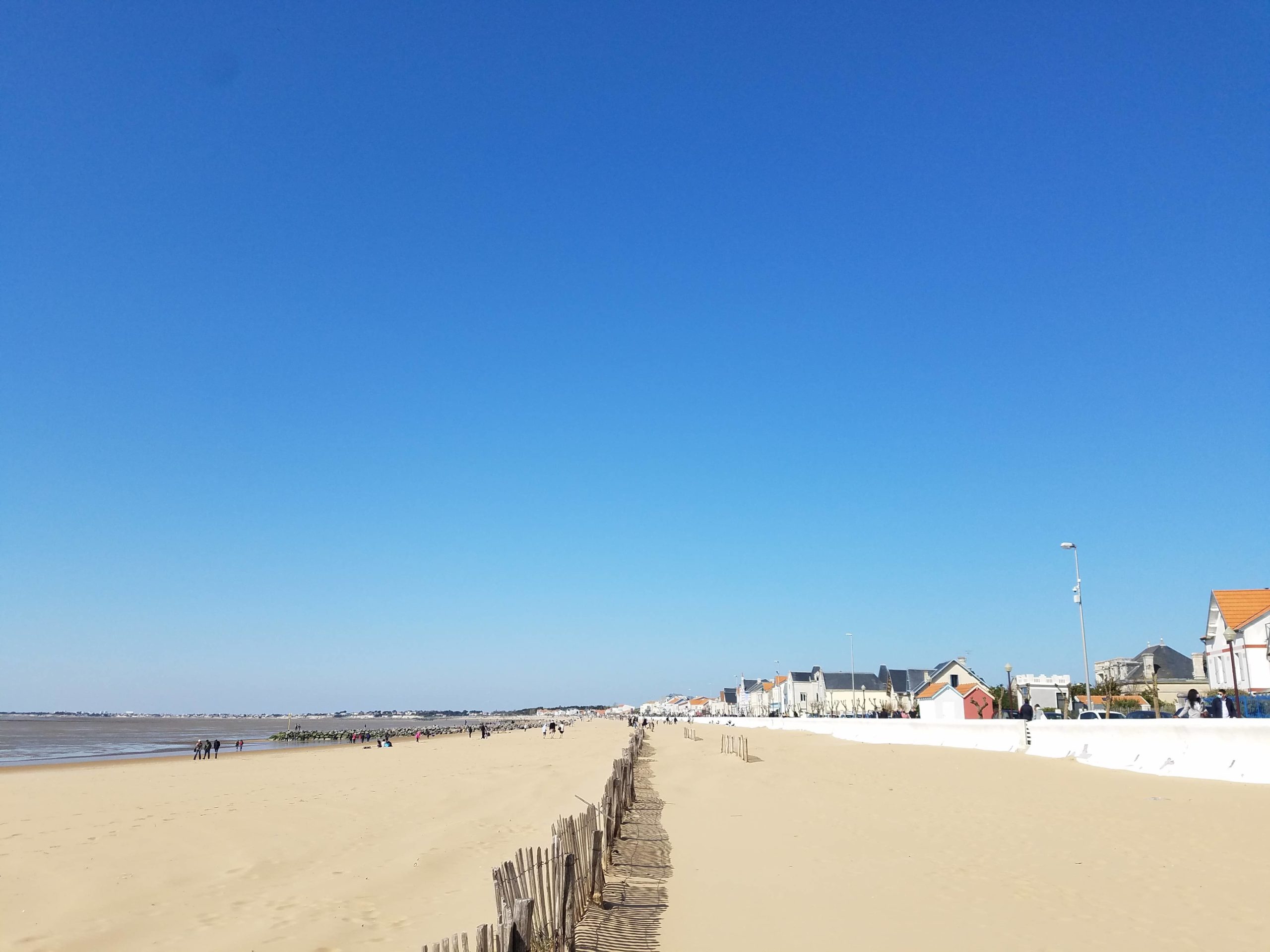plage de chatelaillon à 10 km de la Rochelle - Marée basse